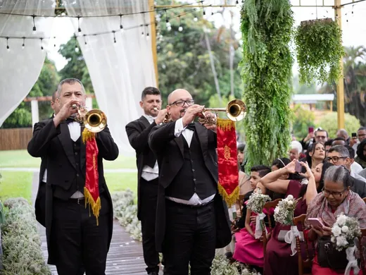 Trompetistas anunciando a entrada dos noivos
