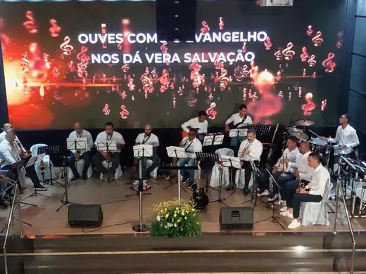 Plano aberto do palco na IOBPC Arujá
