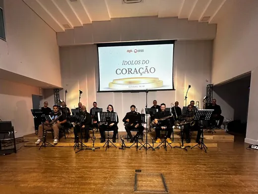 A banda vista do fundo do salão da IPP